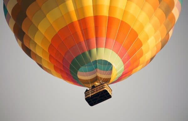 Skok ze spadochronem z balonu