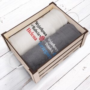 Zestaw dla Babci i Dziadka / 2 ręczniki kąpielowe / Drewniana skrzynka / Własny haft / 100% bawełna
